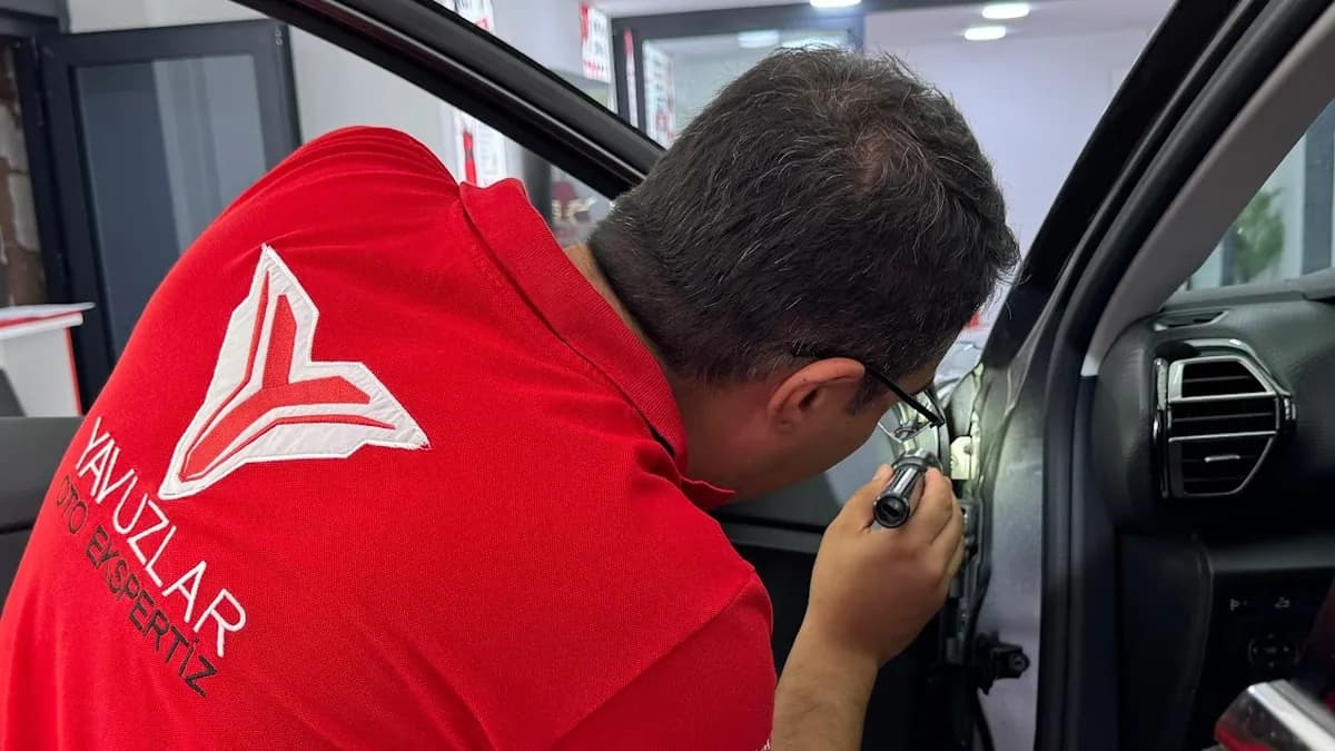 Yavuzlar Oto Ekspertiz ustası kapı içini kontrol ediyor