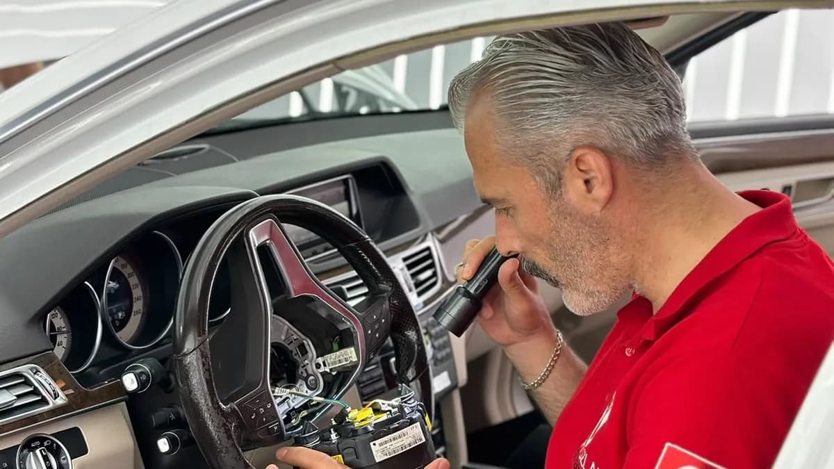Yavuzlar Oto Ekspertiz ustası direksiyon hava yastığını kontrol ediyor