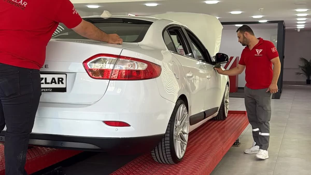 Yavuzlar Oto Ekspertiz ekibi kaporta ve boya kontrolü yapıyor