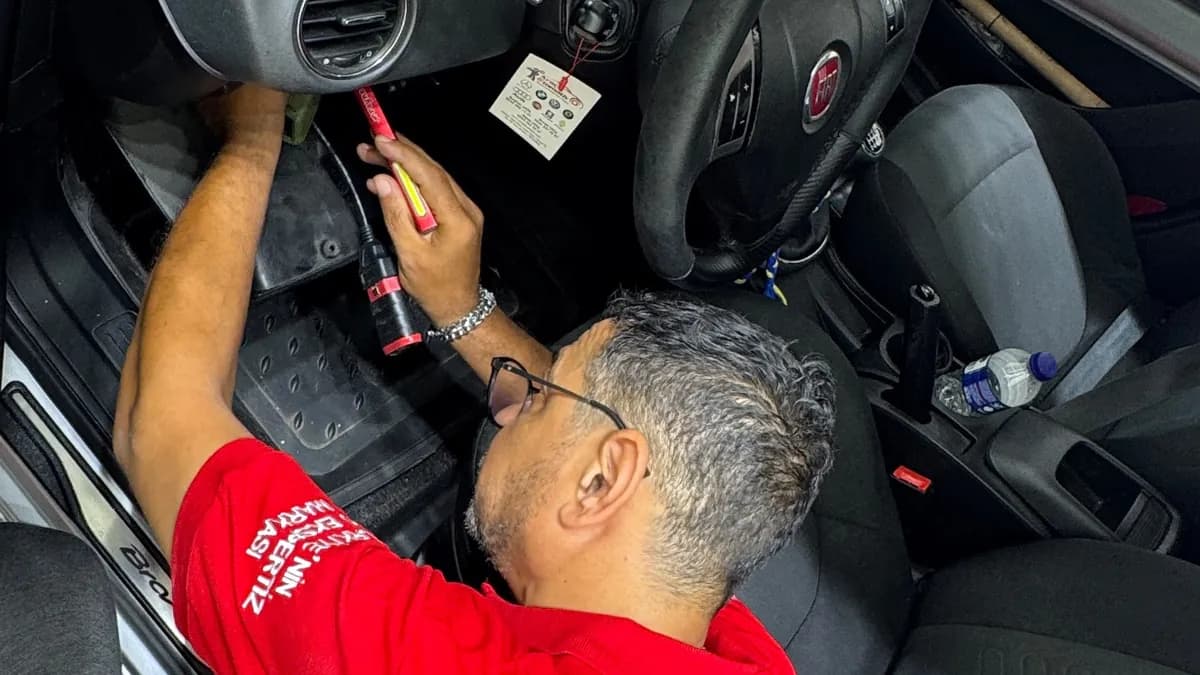 Yavuzlar Oto Ekspertiz ustası araç iç donanımını inceliyor