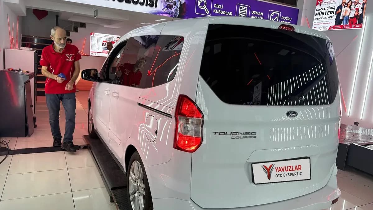 Yavuzlar Oto Ekspertiz ustası araç başında kontrol yapıyor