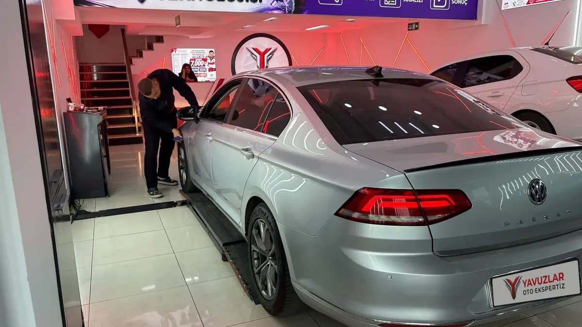 Yavuzlar Oto Ekspertiz ustası kapı ve kaporta kontrolü yapıyor