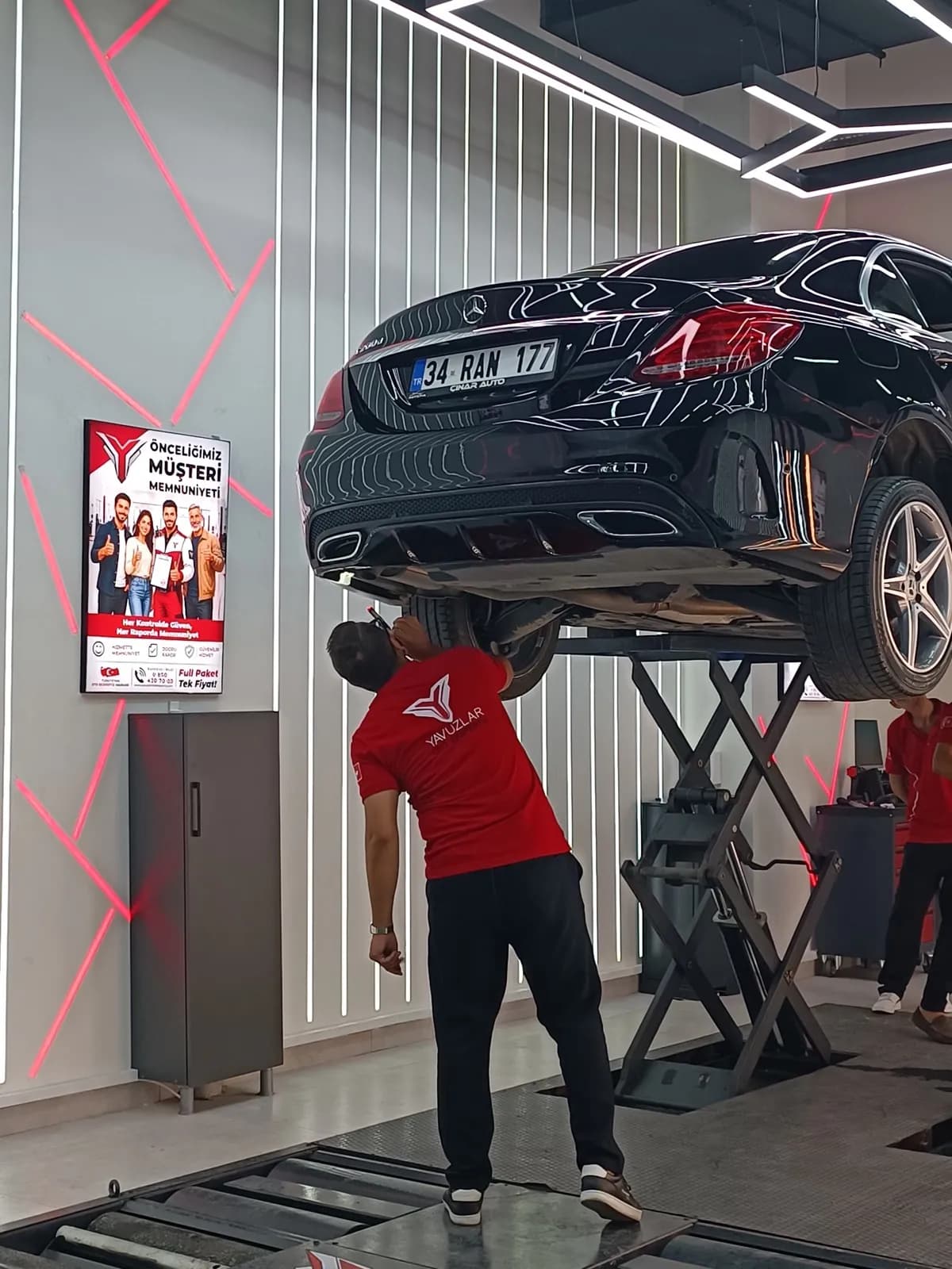 Autopia şubesinde makaslı lifte kaldırılan aracın alt takım ve şasi kontrolü