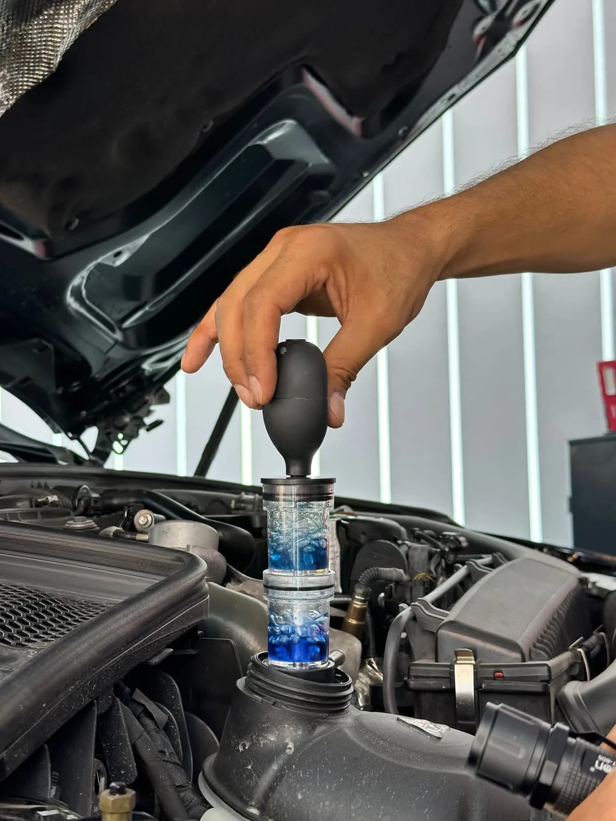 Motor conta kaçak testi — Yavuzlar Autopia ekspertiz noktasında gaz kaçak cihazıyla silindir kapak kontrolü
