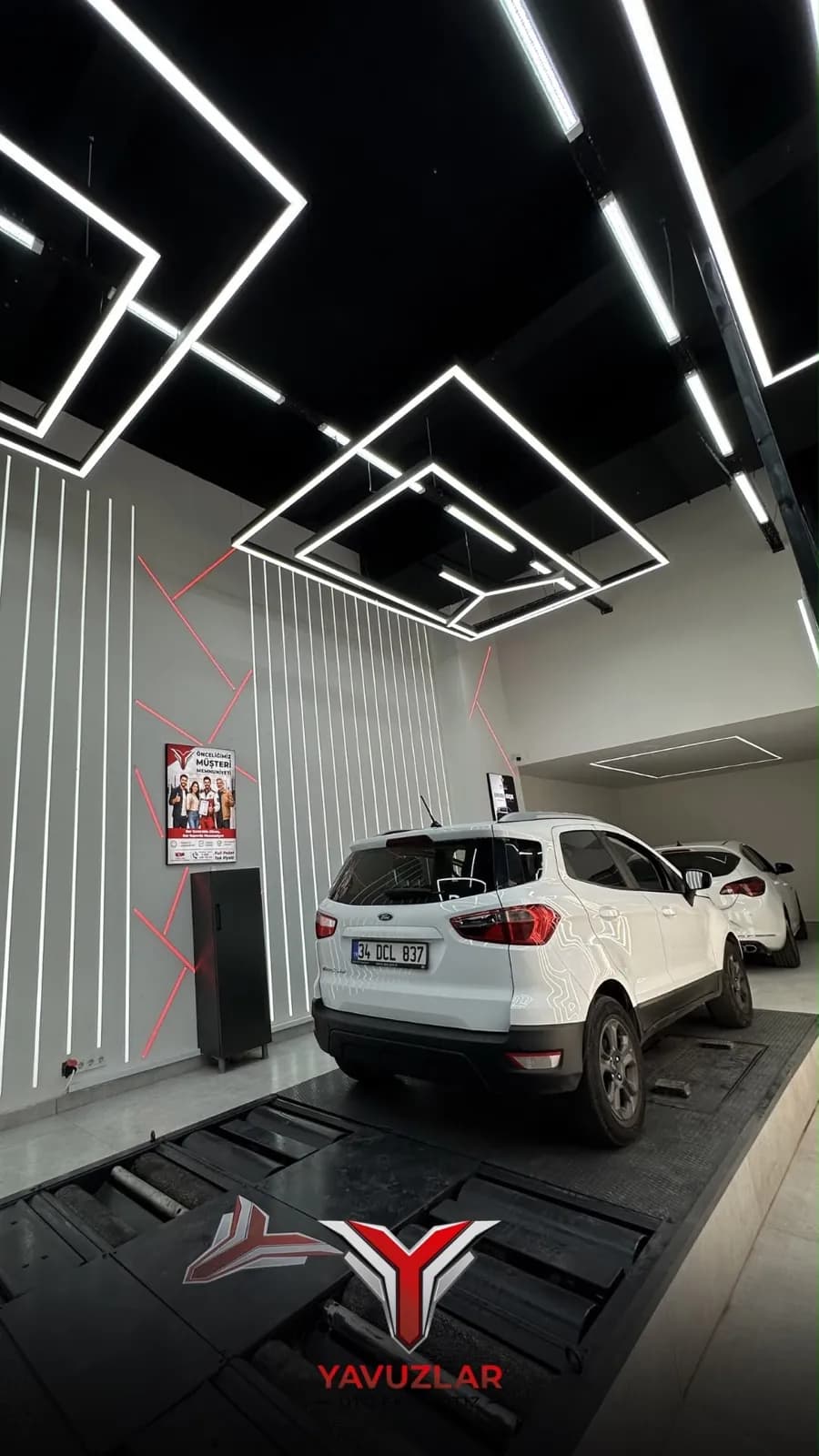 Yavuzlar Autopia şubesi servis alanı — LED aydınlatmalı ekspertiz hattı