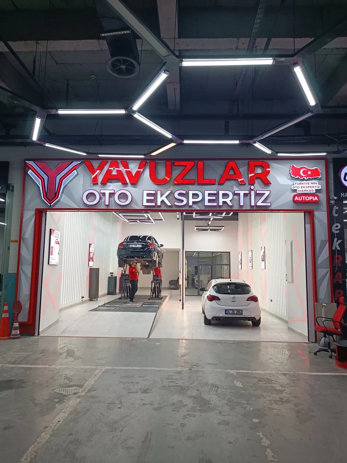 Yavuzlar Autopia Oto Ekspertiz şubesinin dış cephesi ve aydınlatmalı Yavuzlar tabelası — Esenyurt Autopia otomotiv merkezi