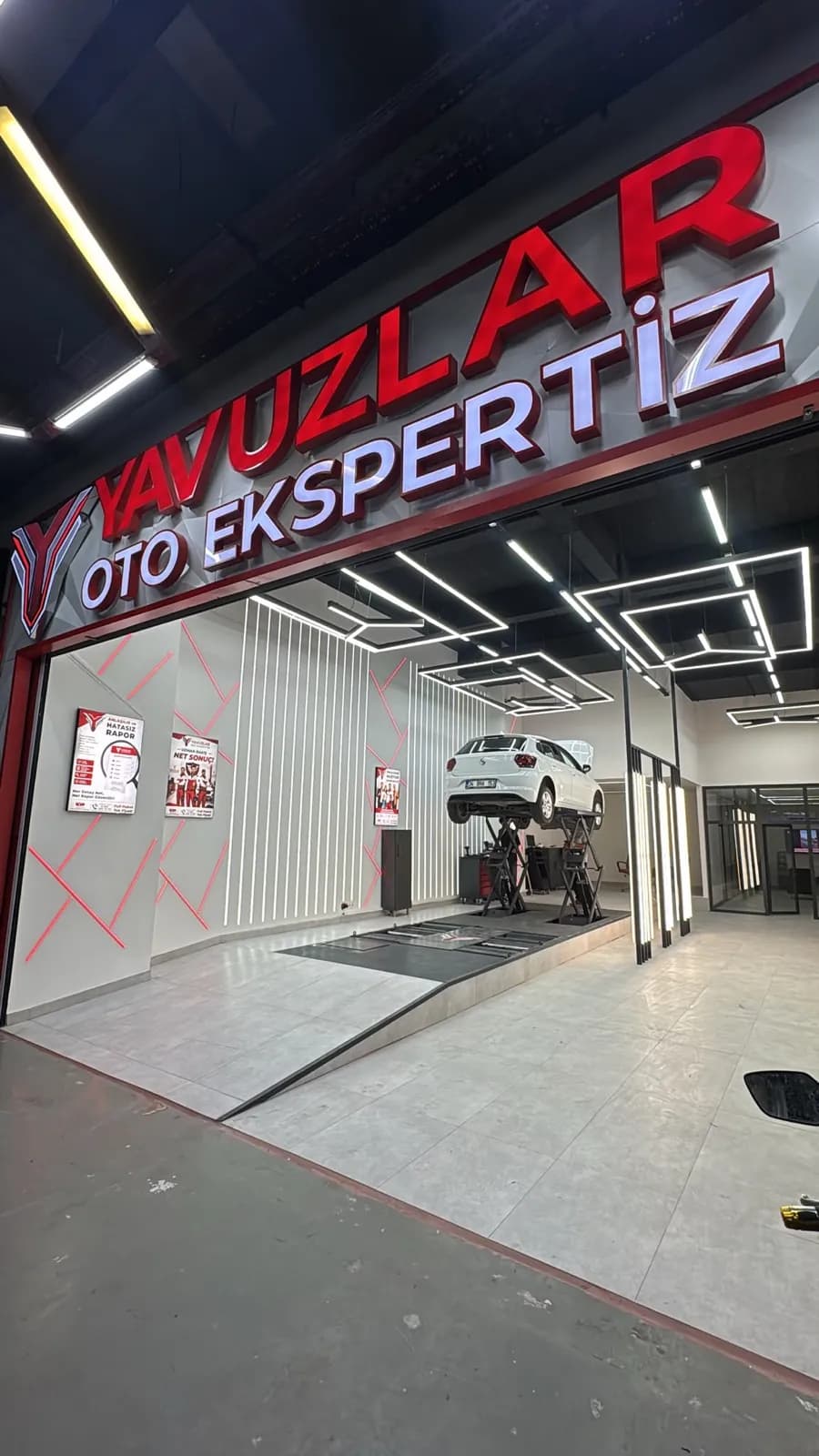 Yavuzlar Autopia Oto Ekspertiz şubesinin yan cepheden tabela görünümü