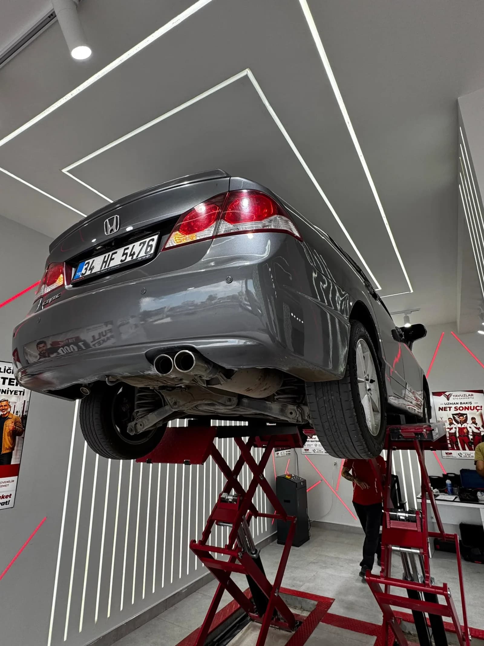 Avcılar Oto Ekspertiz — makas liftte alt takım ve şasi kontrolü