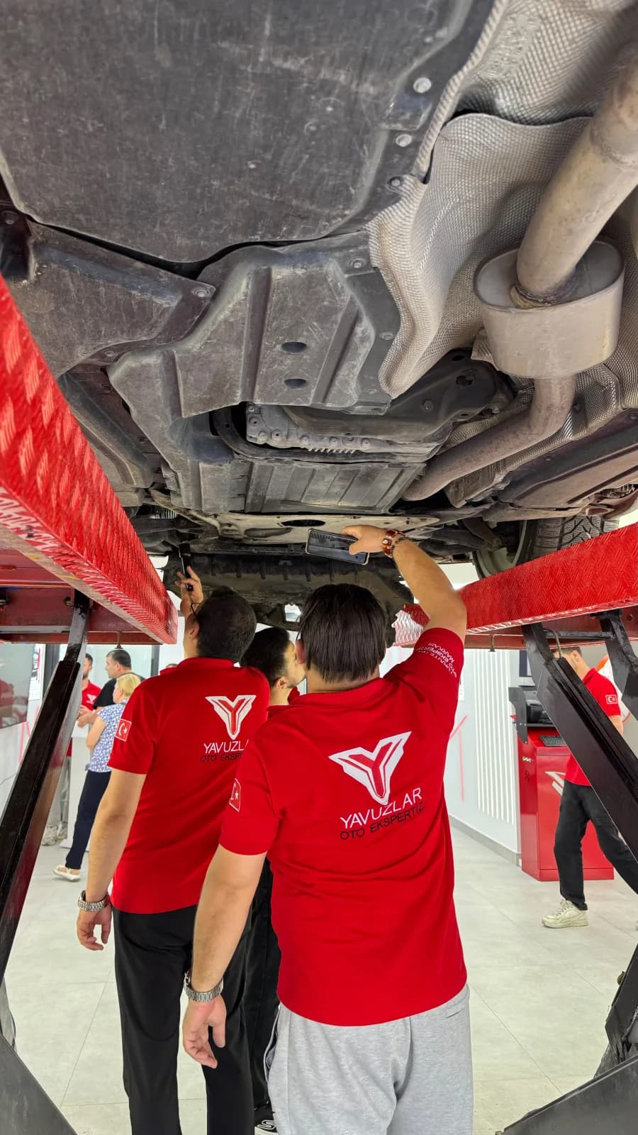 Bağcılar Oto Ekspertiz — lift altında şasi ve alt takım detay kontrolü