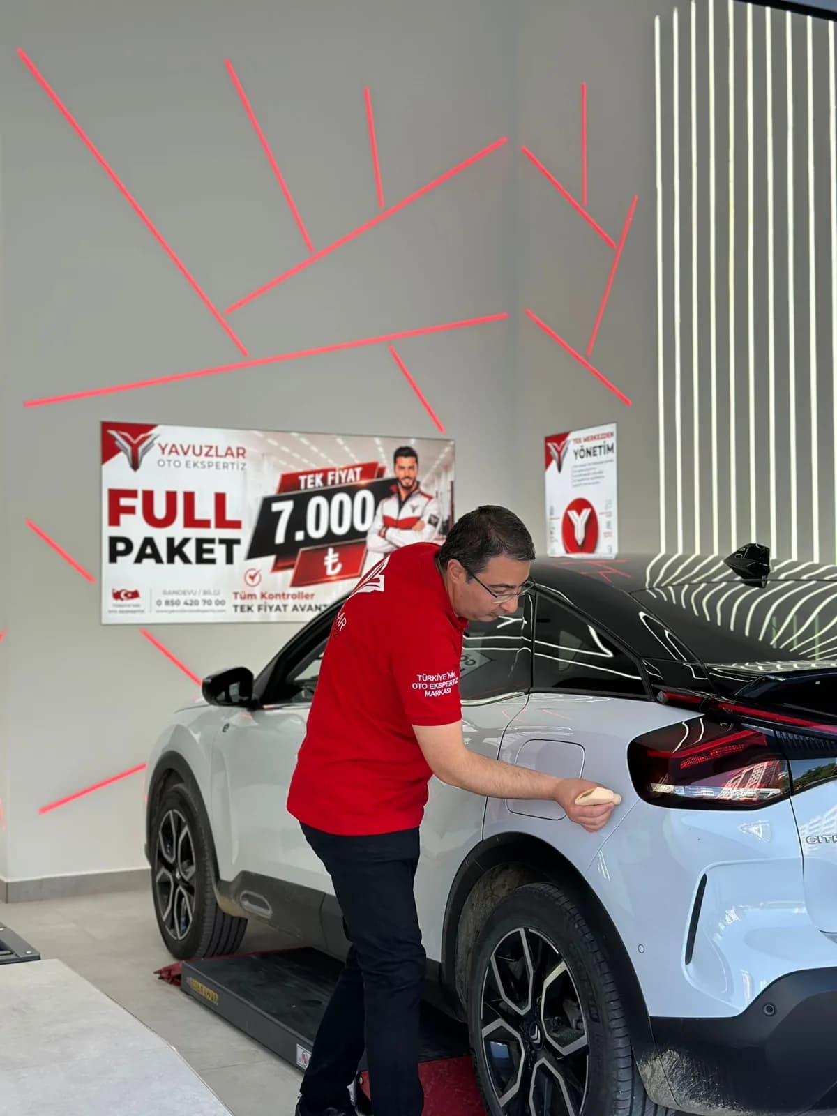 Bağcılar Oto Ekspertiz — eksper aracın boya ve kaporta kontrolünü yaparken