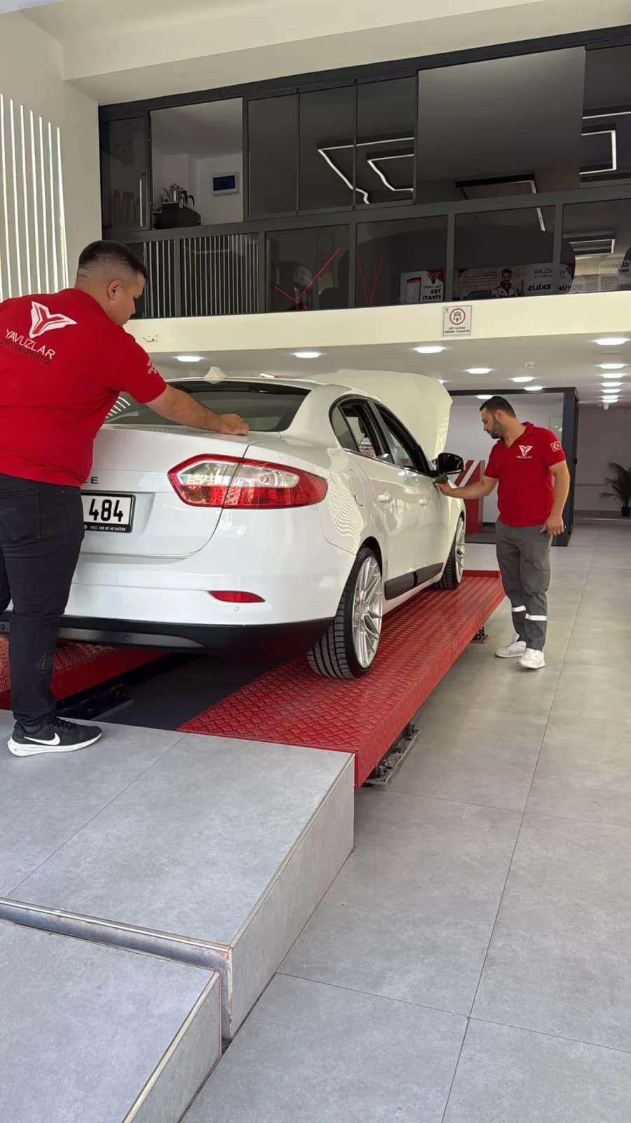 Bağcılar Oto Ekspertiz — Yavuzlar ekibi kontrol hattında araç incelemesinde