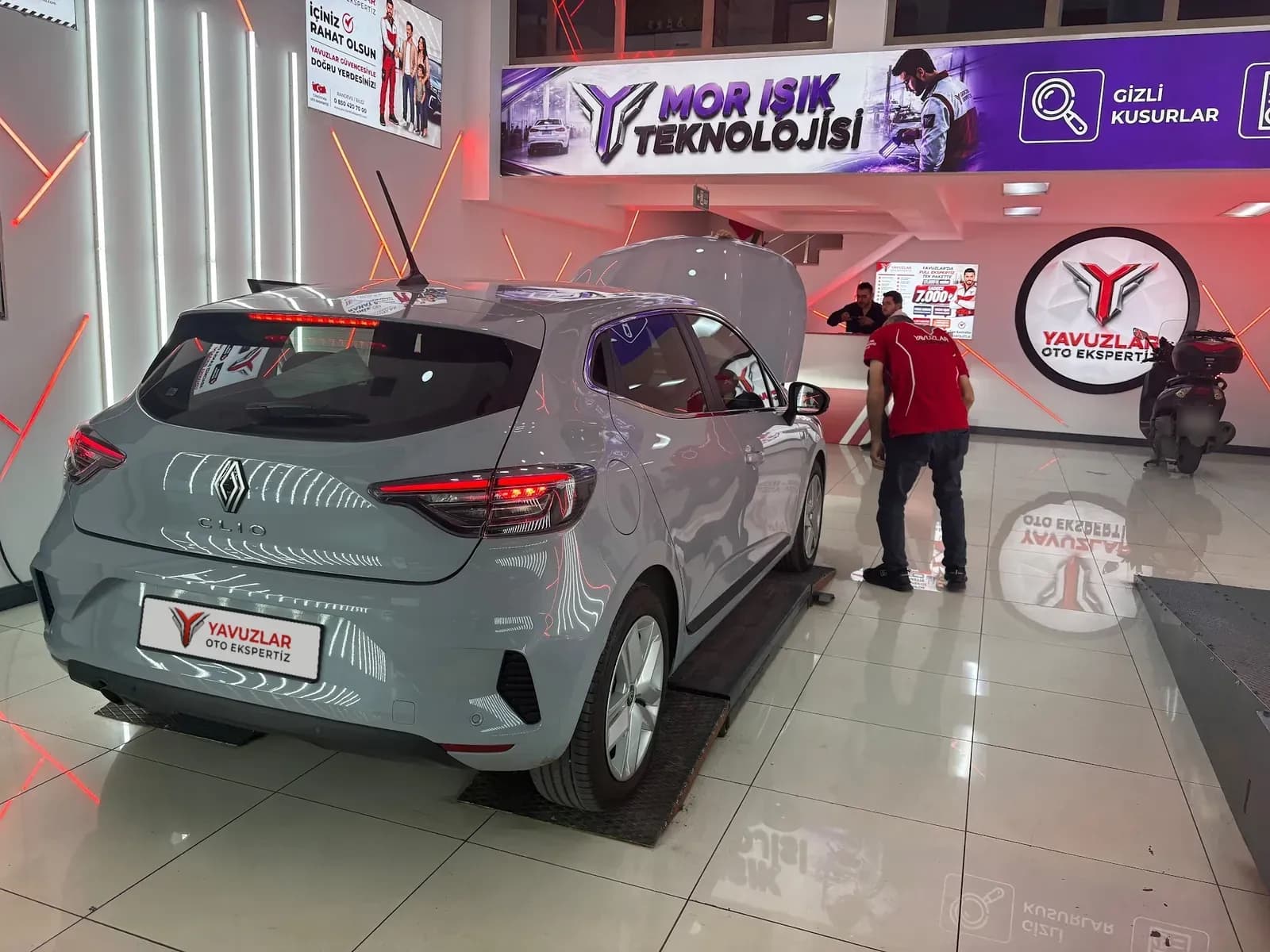Güngören Oto Ekspertiz — kaputu açık hatchback araçta motor kontrolü