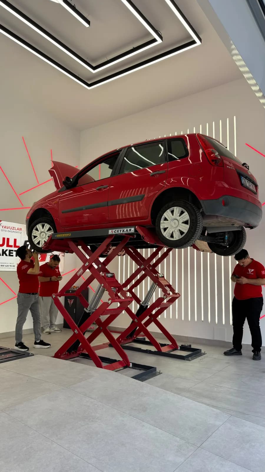 Bağcılar Oto Ekspertiz — makaslı liftte alt takım kontrolü