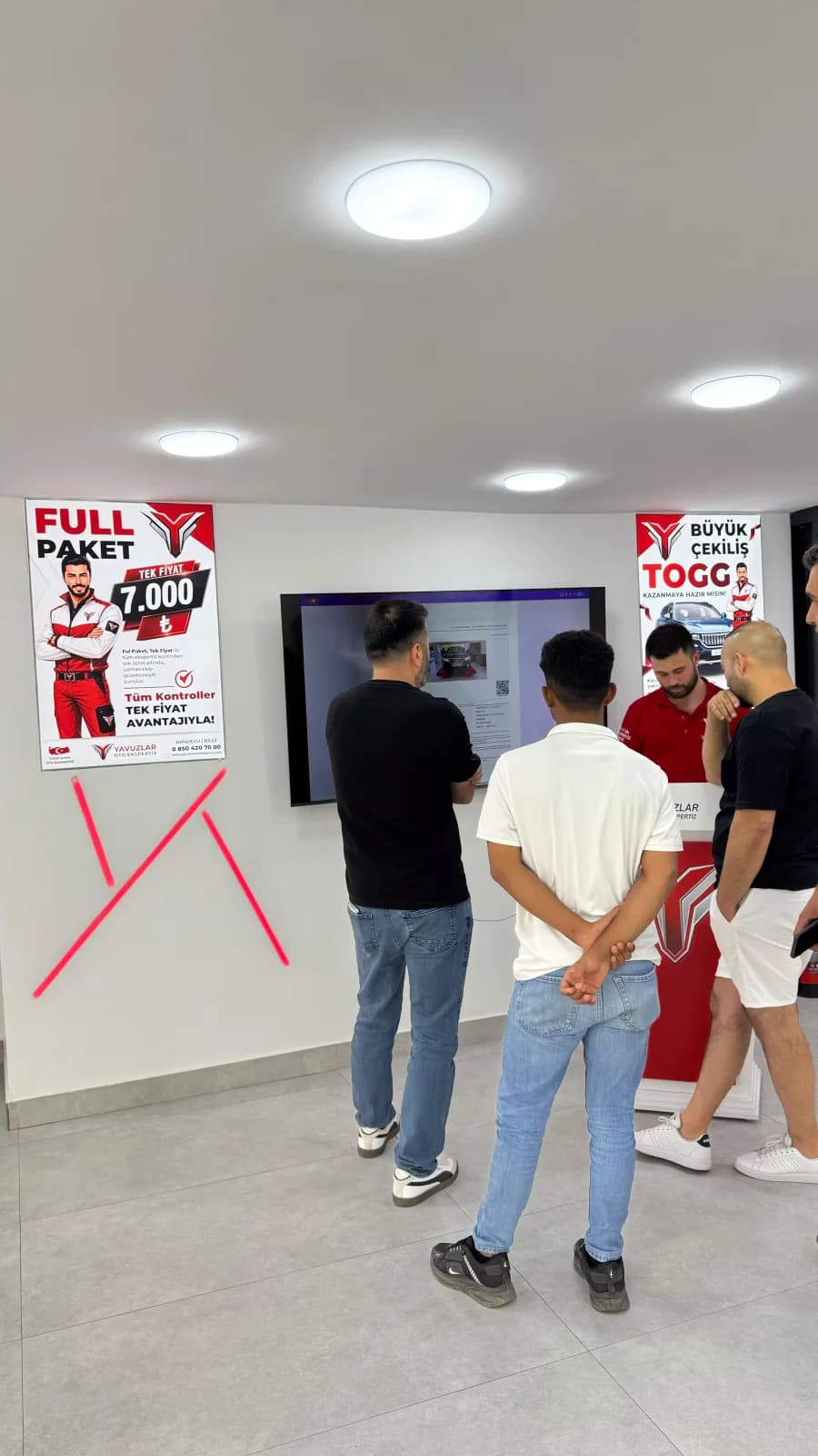 Bağcılar Oto Ekspertiz — müşteri kabul alanında ekran üzerinden rapor incelemesi