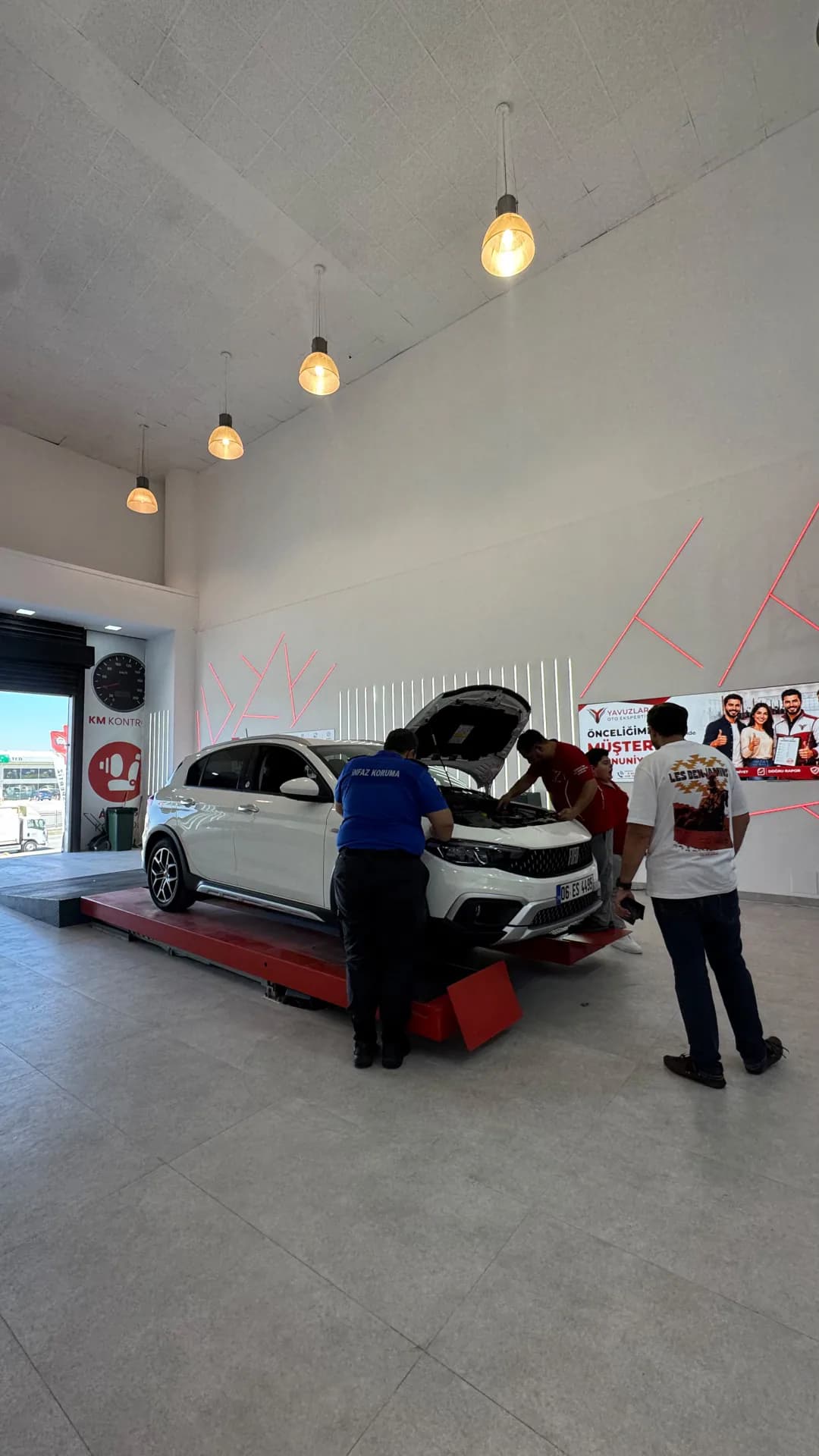 Etimesgut Oto Ekspertiz — Yavuzlar ekibi müşteriyle birlikte motor kontrolü yaparken