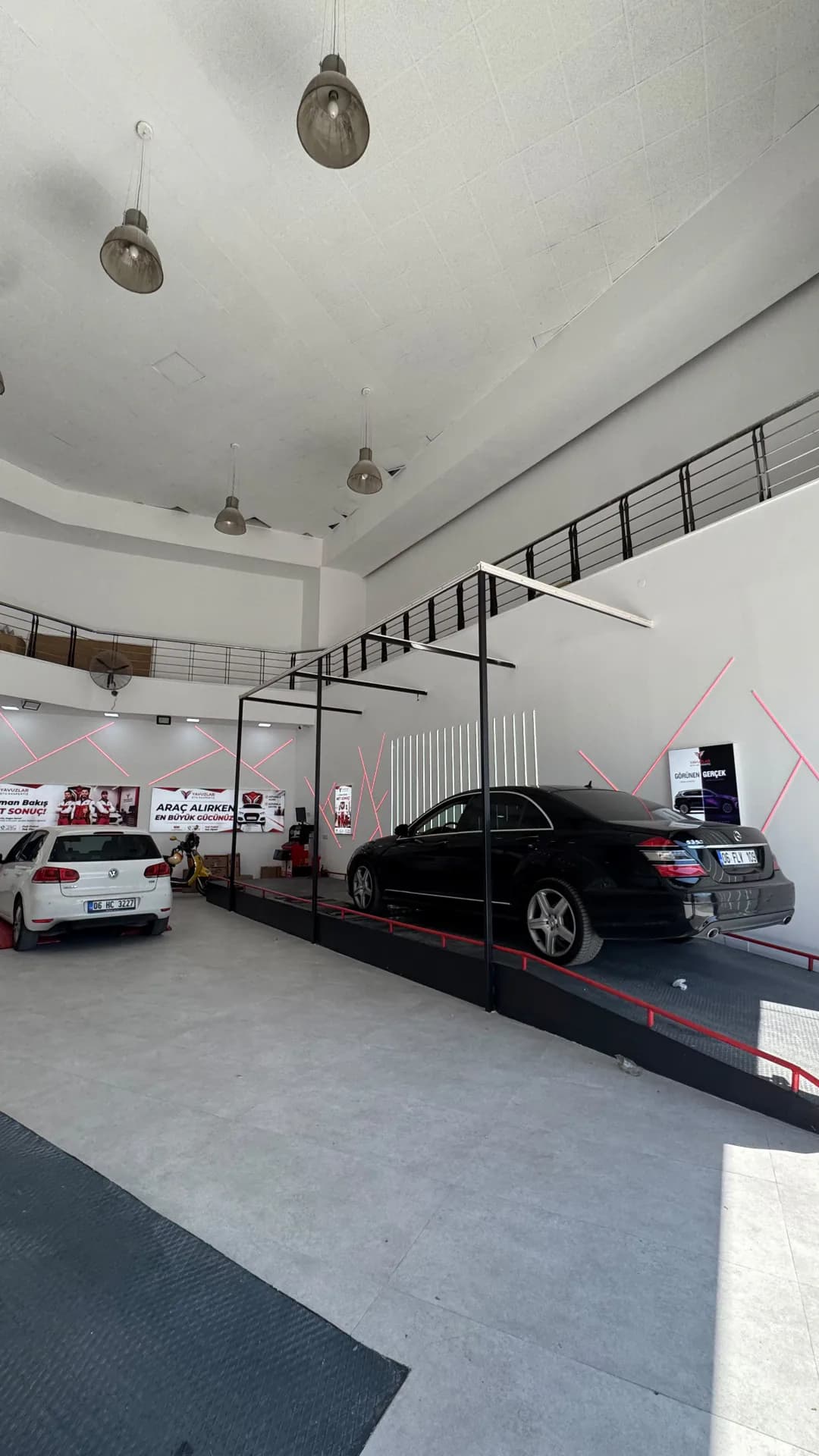 Etimesgut Oto Ekspertiz — geniş ekspertiz salonu ve araç kontrol rampaları