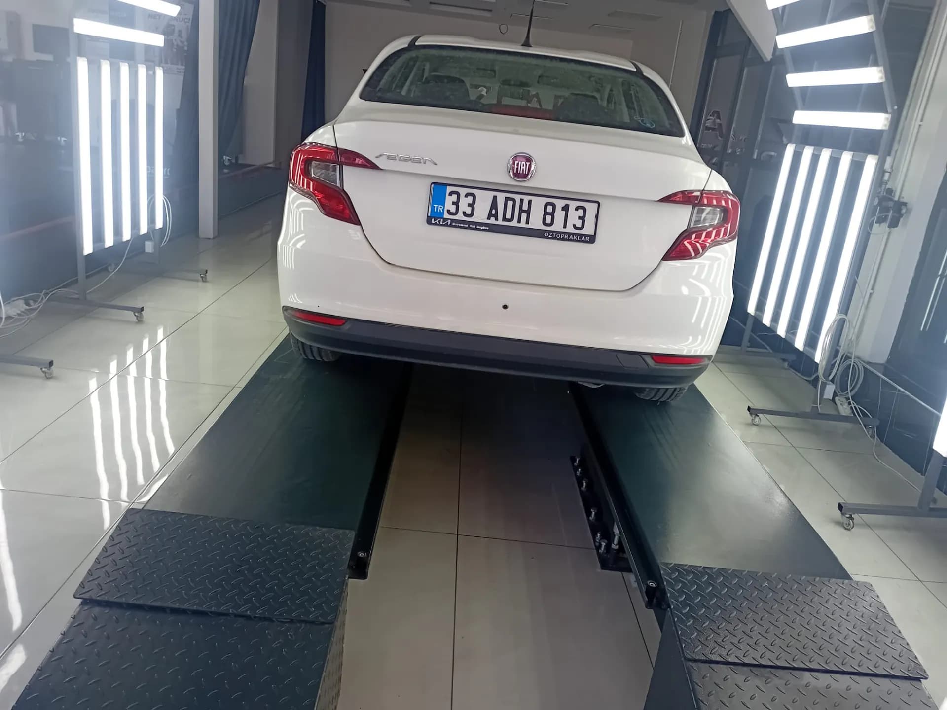 Mor ışık altında arka panel boya ve işlem izi kontrolü — Yavuzlar Mersin şubesi