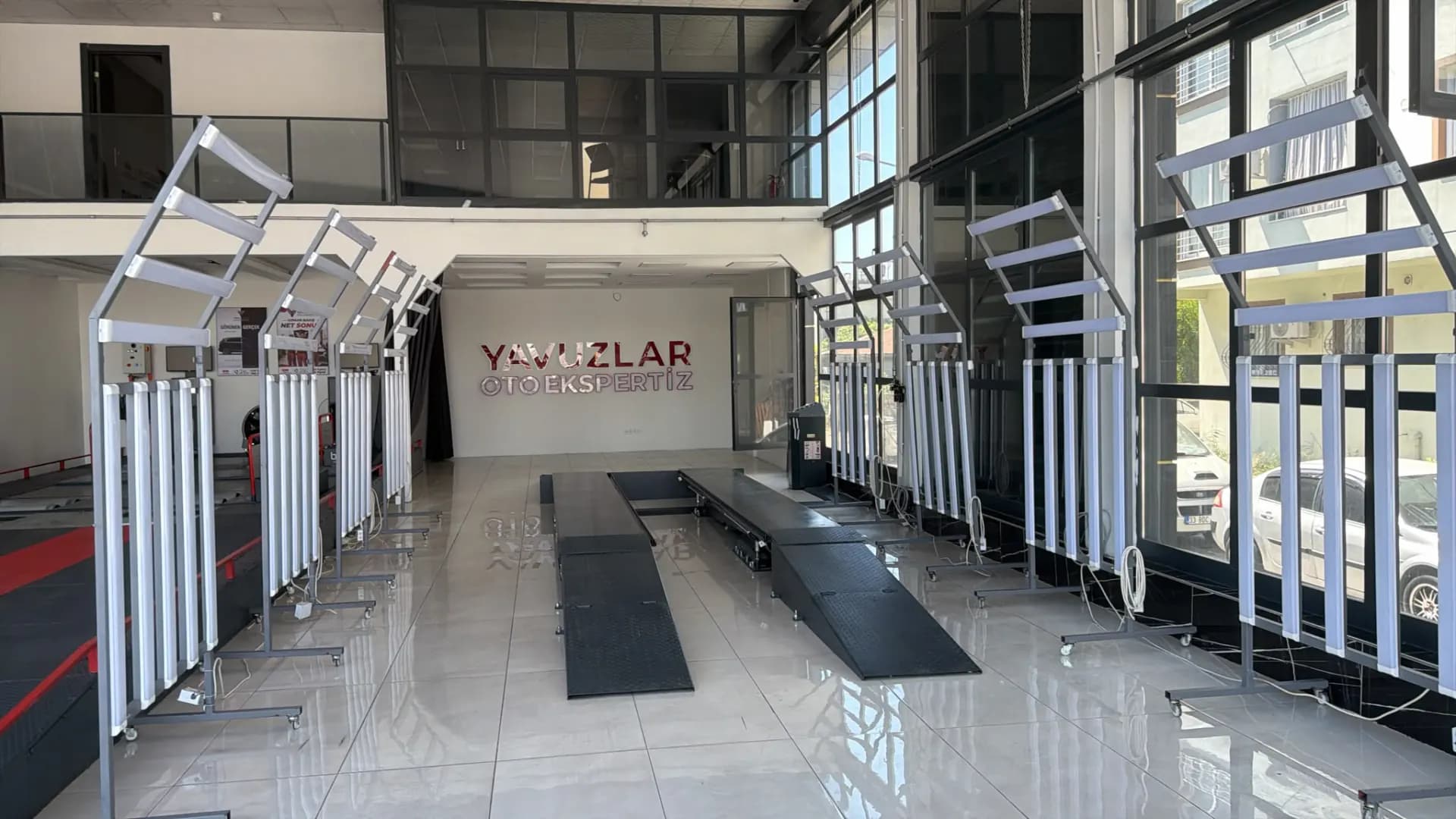 Mor ışık kabinleri ve platform lift — Yavuzlar Mersin şubesinde boya kontrol alanı