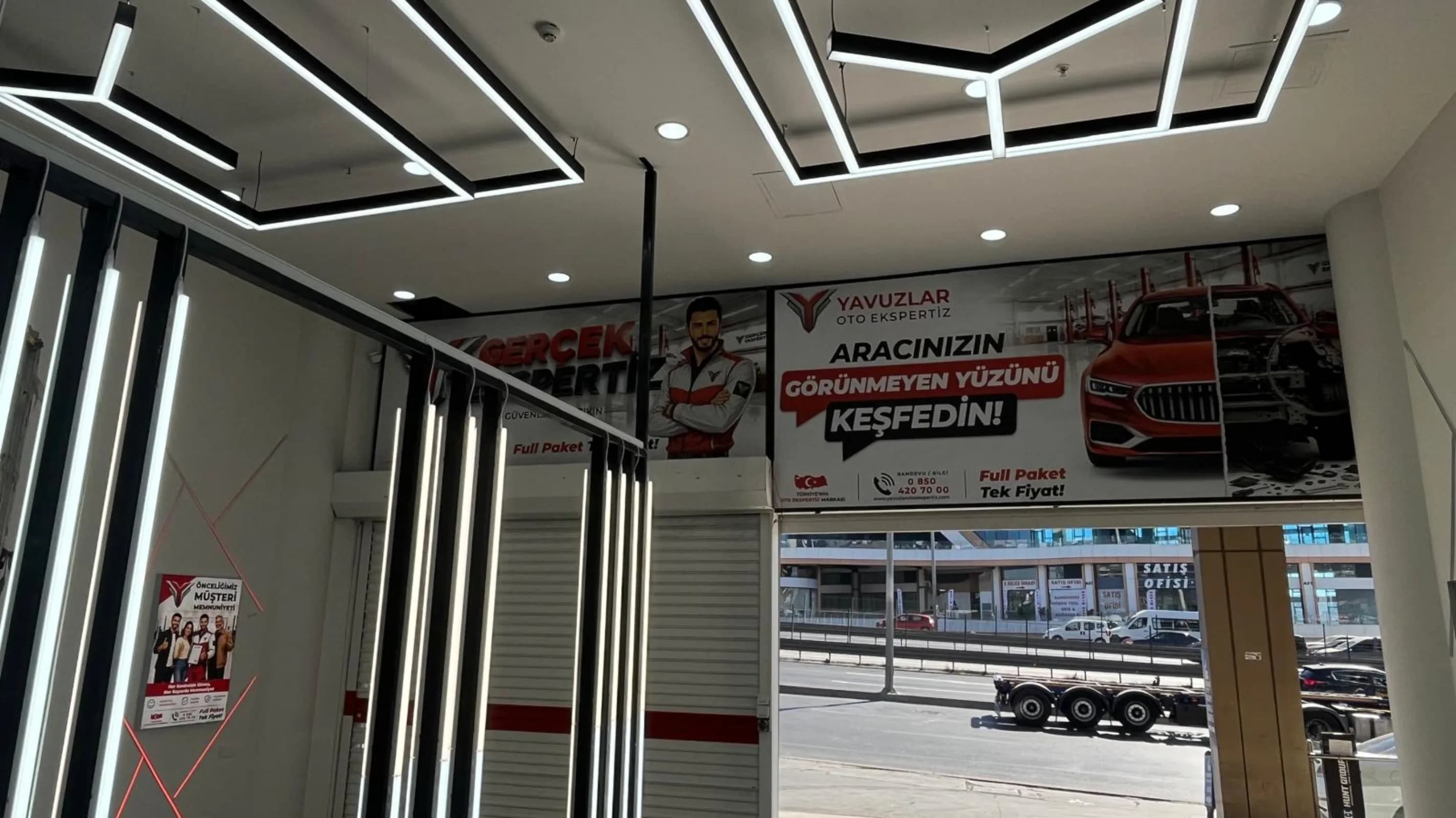 Otoport Oto Ekspertiz — istasyon girişi ve Yavuzlar tabelası