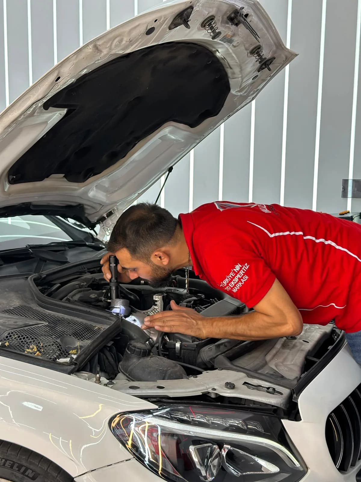Otoport Oto Ekspertiz — el feneriyle motor bölmesi detay kontrolü