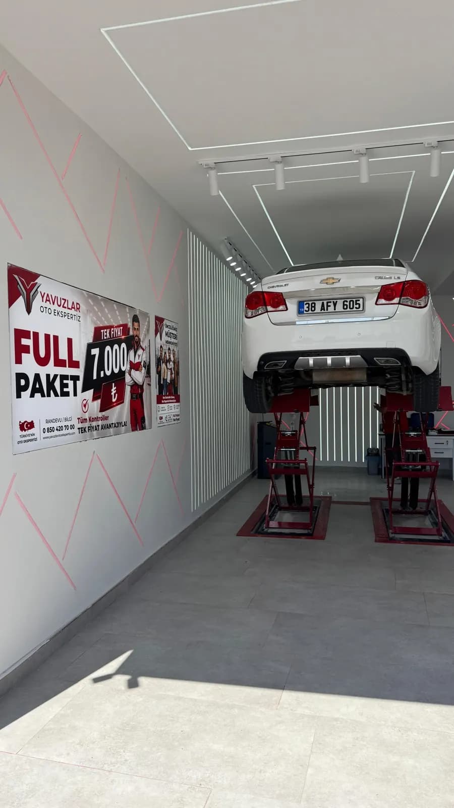 Pendik şubesinde çift makas lift hattı ve kaldırılmış araç