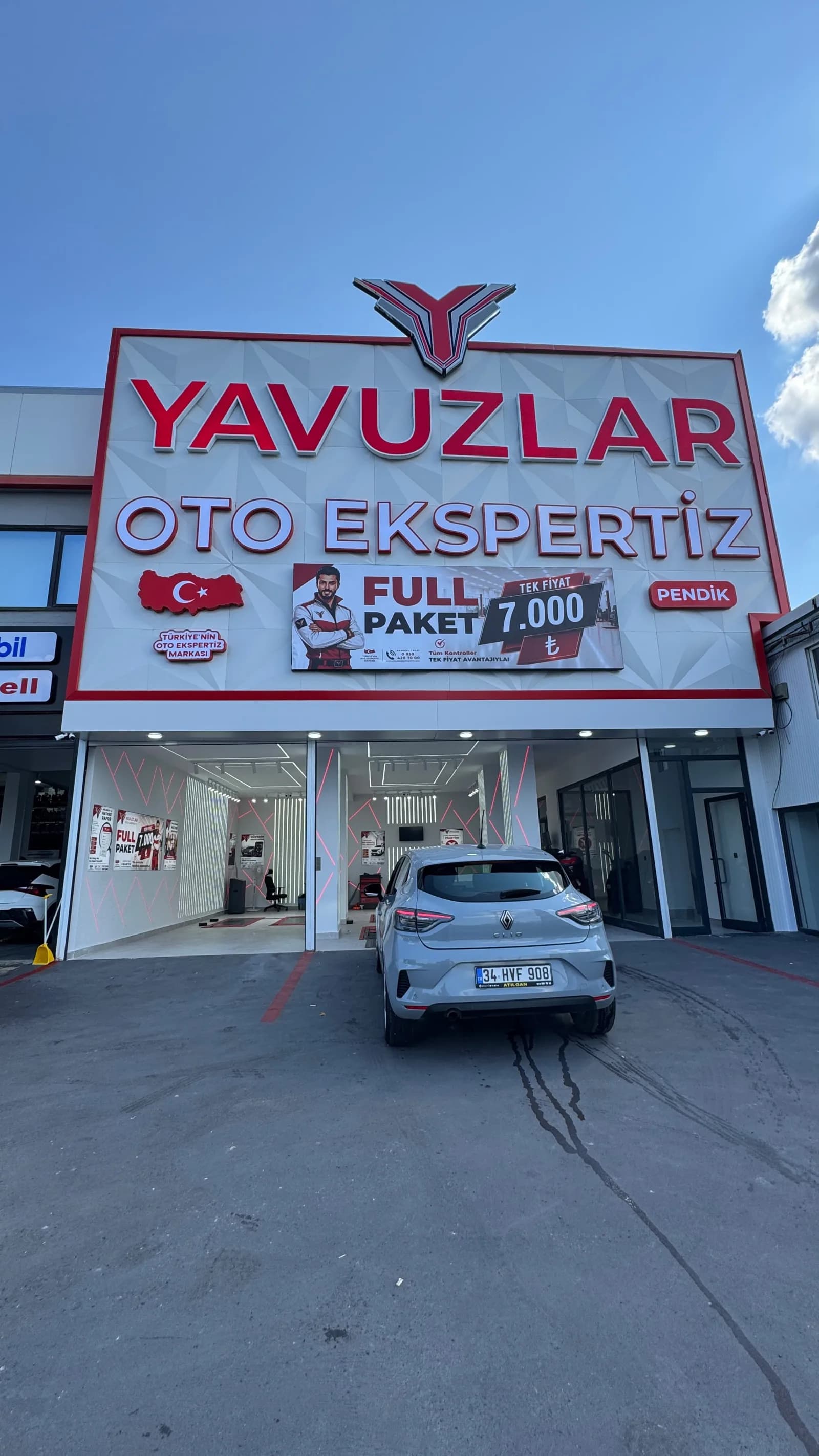 Yavuzlar Pendik Oto Ekspertiz şubesinin E-5 Yanyolu üzerinden geniş açı görünümü ve girişi