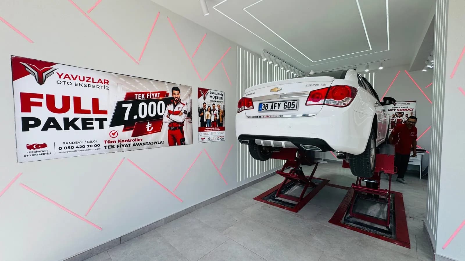 Yavuzlar Pendik şubesi ekspertiz hattı — Full Paket panosu ve makaslı liftte araç kontrolü