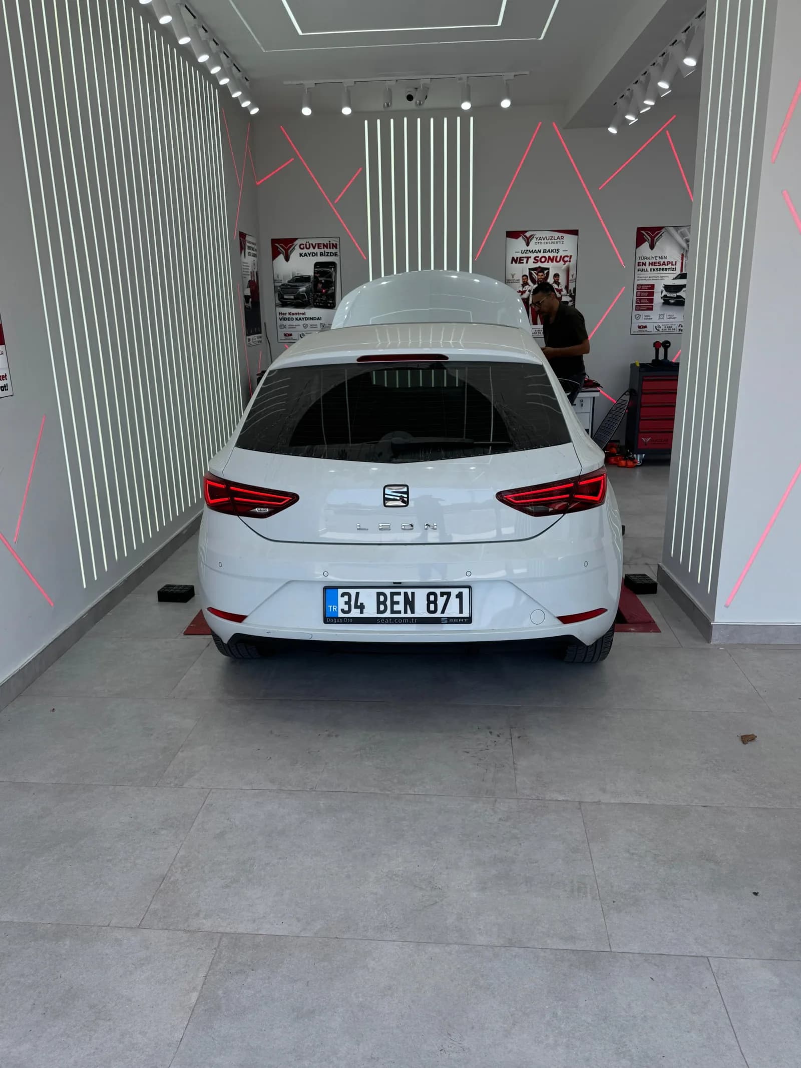 Yavuzlar Pendik şubesi iç mekanı — LED aydınlatmalı kontrol istasyonu