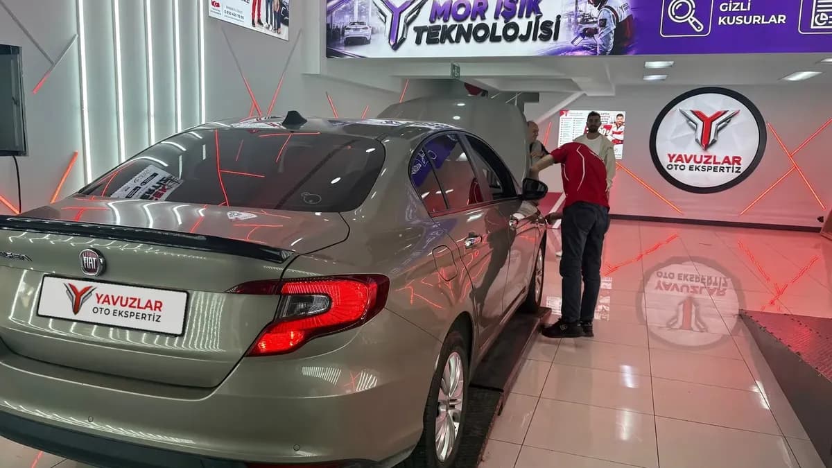 Yavuzlar Oto Ekspertiz istasyonunda mor ışık alanında araç kontrolü