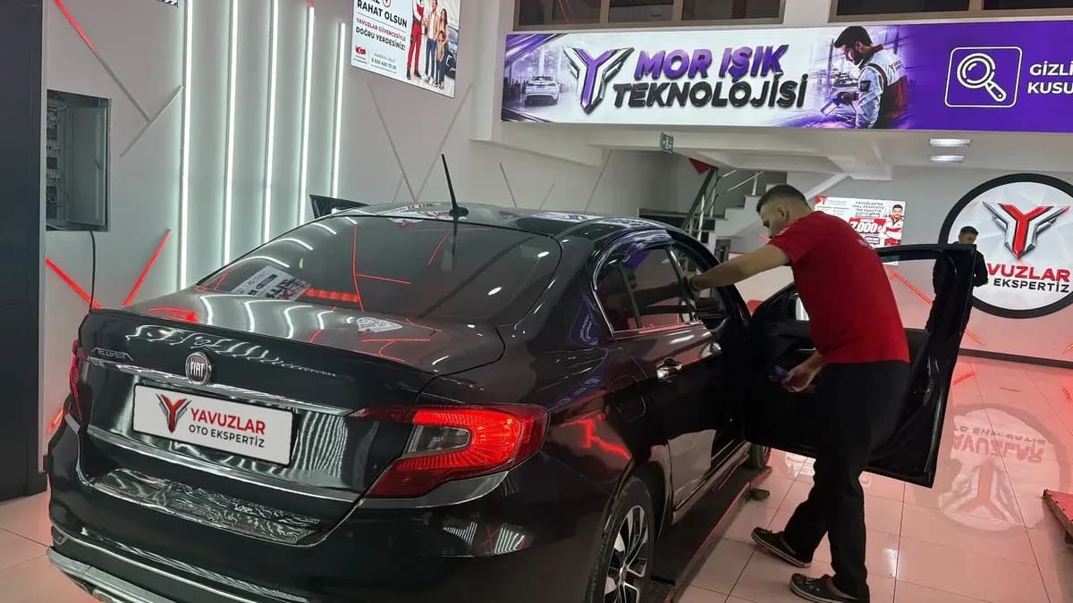 Yavuzlar Oto Ekspertiz ustası araç iç kontrolünü yapıyor