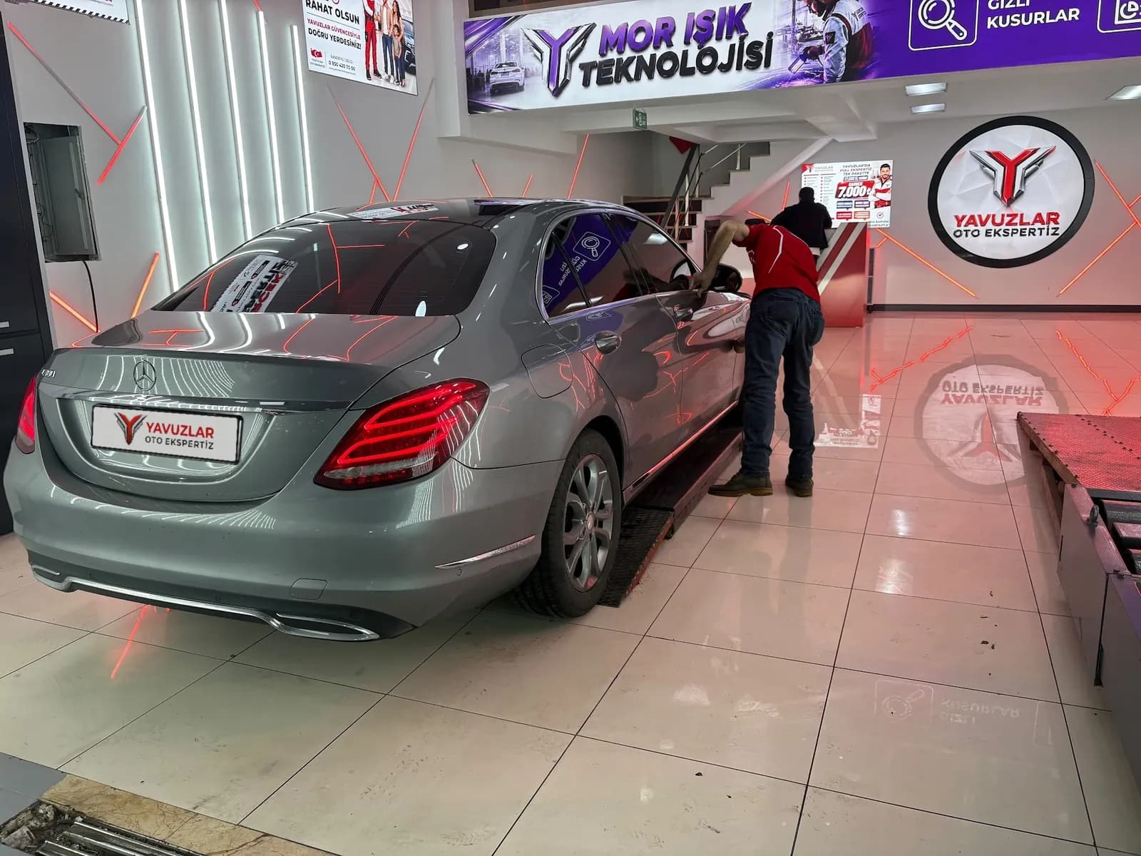 Mahmutbey Oto Ekspertiz — sedan araçta kapı ve fitil kontrolü