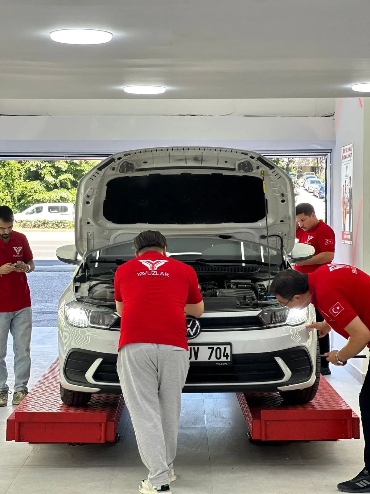 Yavuzlar Çankaya Aşti ekibi aracın motor bölümünü incelerken