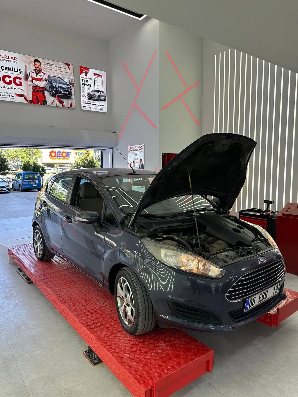 Lift üzerindeki araçta kaput açık motor ve mekanik ekspertiz kontrolü
