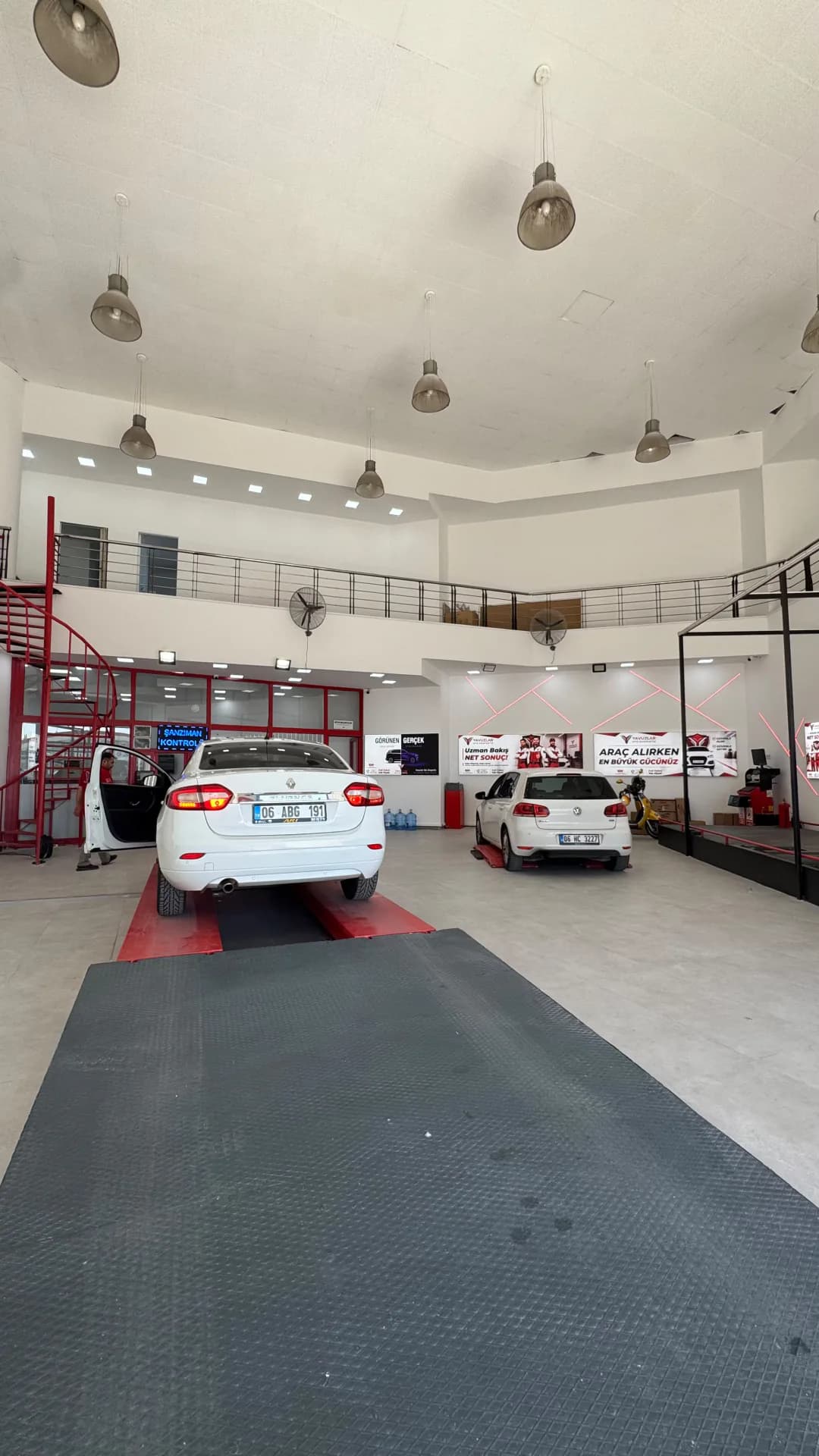 Ümitköy Oto Ekspertiz — çift hatlı ekspertiz alanı ve kontrol rampaları