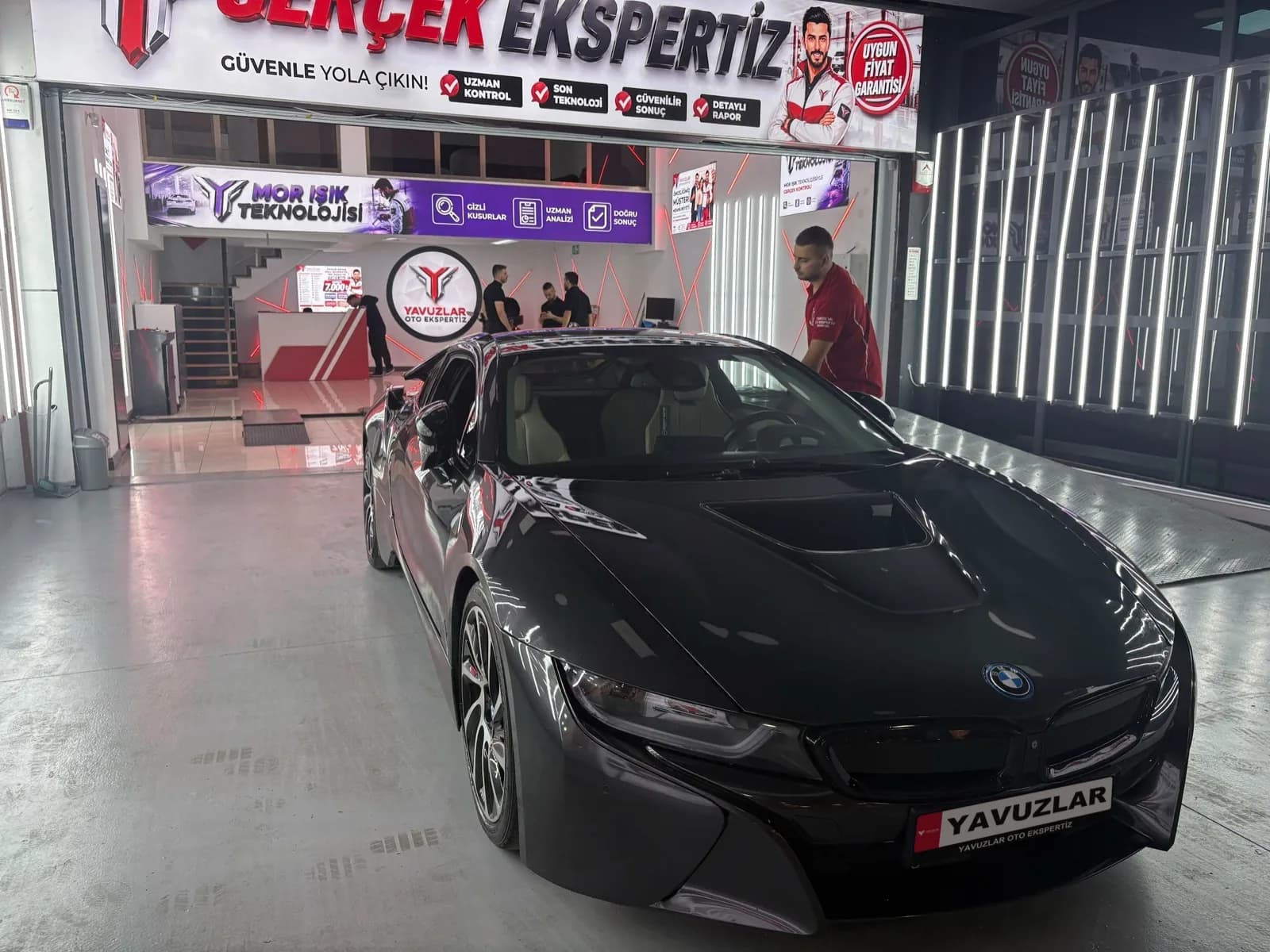 İstoç Oto Ekspertiz — Yavuzlar İstoç showroom girişi