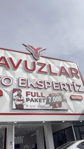 Yavuzlar Oto Ekspertiz İstanbul Pendik istasyonu: E-5 yanyolunda dış cephe ve gün içi araç trafiği.